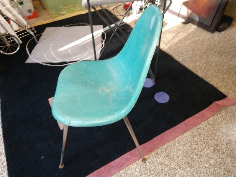 lot 21 image: Steel Chair and Mid Century&nbspModern Chromcraft Fiberglass Shell Aqua Chair 