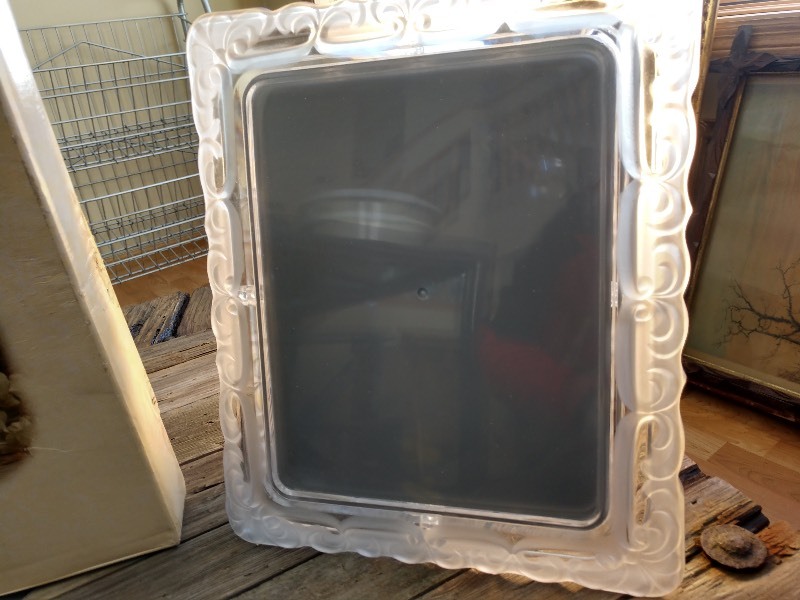 lot 31 image: Fifth Avenue Crystal 8x10 Renaissance Picture Frame