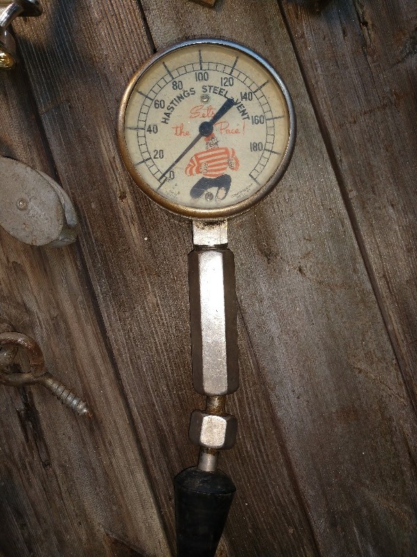 lot 34 image: Casters, Pulleys, Men Aiming Trophy Toppers, Hastings Steel Vent Gauge, Hooks, Parts Bin