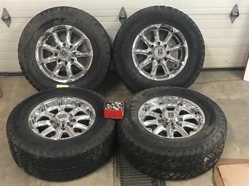 lot 3 image: Set Of (4) XD-Series 8-Lug Chrome T...