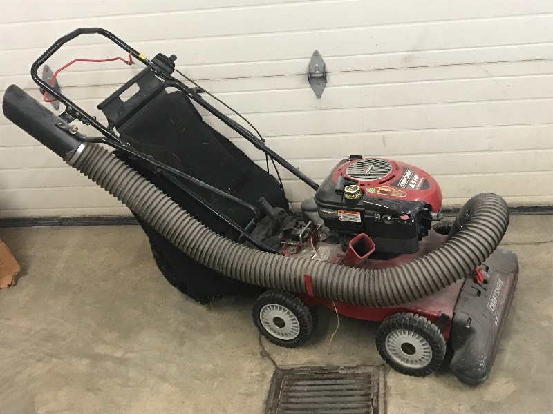 lot 4 image: Craftsman Self-Propelled ChipperSh...