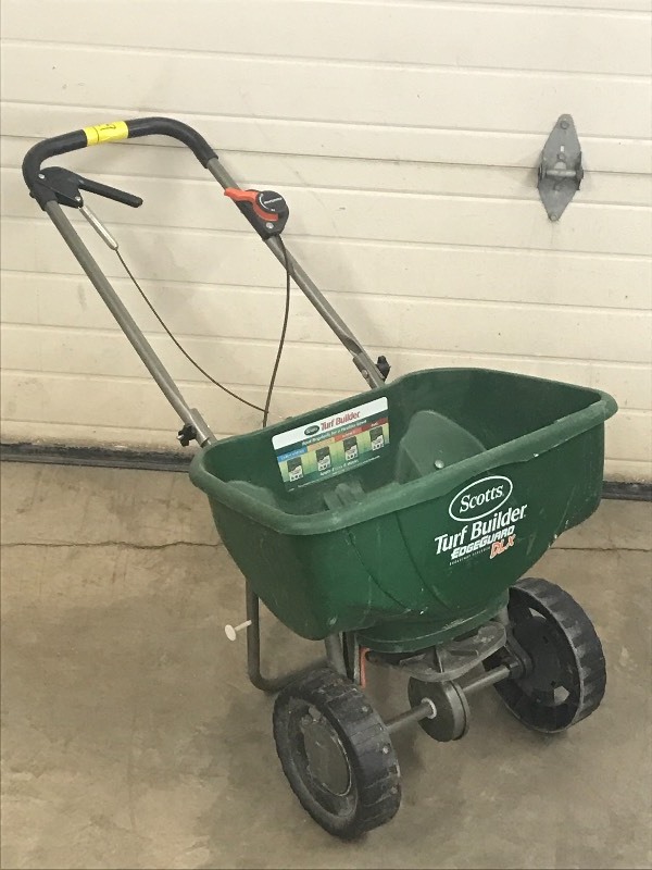 lot 29 image: Scotts Turf-Builder Fertilizer Spre...