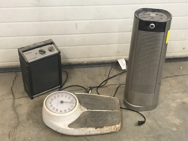lot 63 image: Lot Of (1) Oscillating Tower Fan, ...