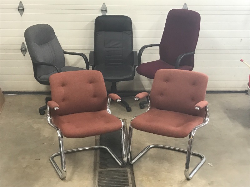 lot 69 image: Lot Of (5) Office Chairs, (3) Are R...