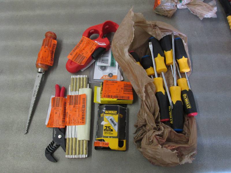 lot 318 image: Screwdriver Set, Utility Knife Blad...