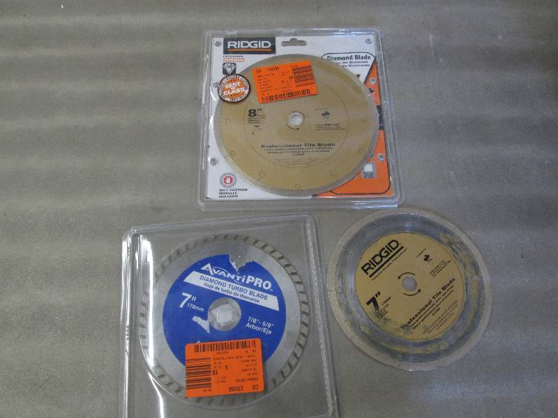 lot 324 image: Lot of 3 Assorted Blades...