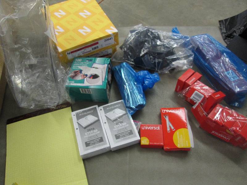 lot 17 image: Mixed Lot Rubbermaid Optimizer, 2 ...