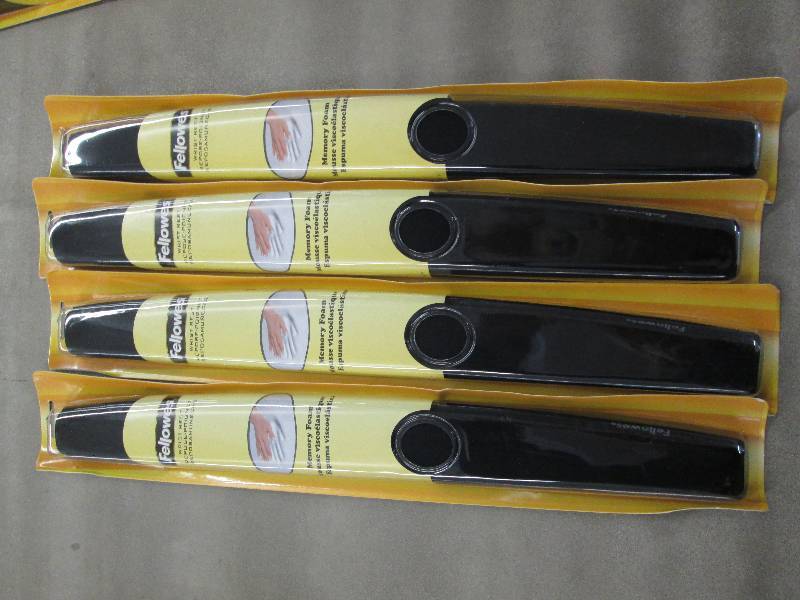 lot 31 image: Lot of 4 Fellowes Memory Foam Keybo...