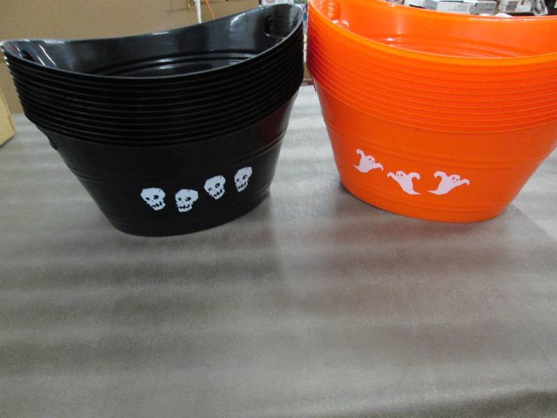 lot 96 image: Lot of 24 Plastic Handled Halloween...