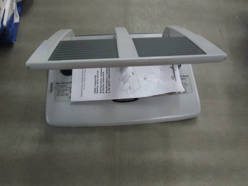 lot 113 image: Swingline HD  3 Hole Adjustable Pun...