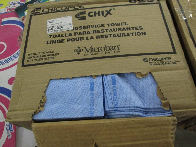 lot 124 image: Chicopee 8251  Chix Blue Foodservi...