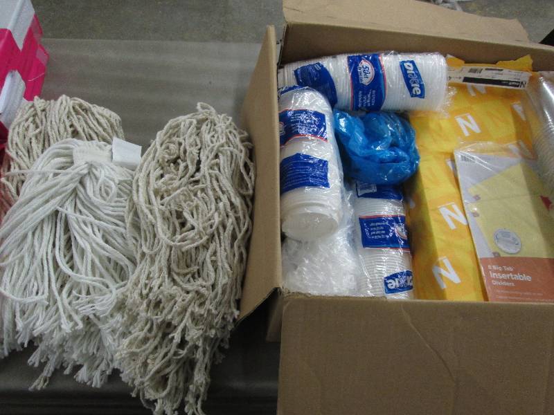 lot 232 image: 2 Reams 11x17 White paper, Plastic ...