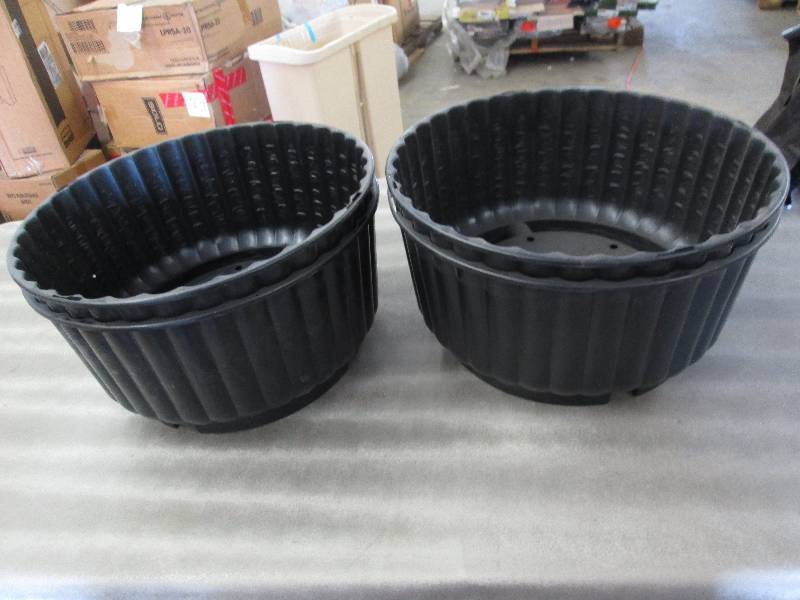 lot 266 image: Lot of 4 Plastic Planter Containers...