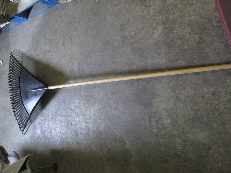 lot 278 image: Union Tools 30 inch Poly Leaf Rake ...