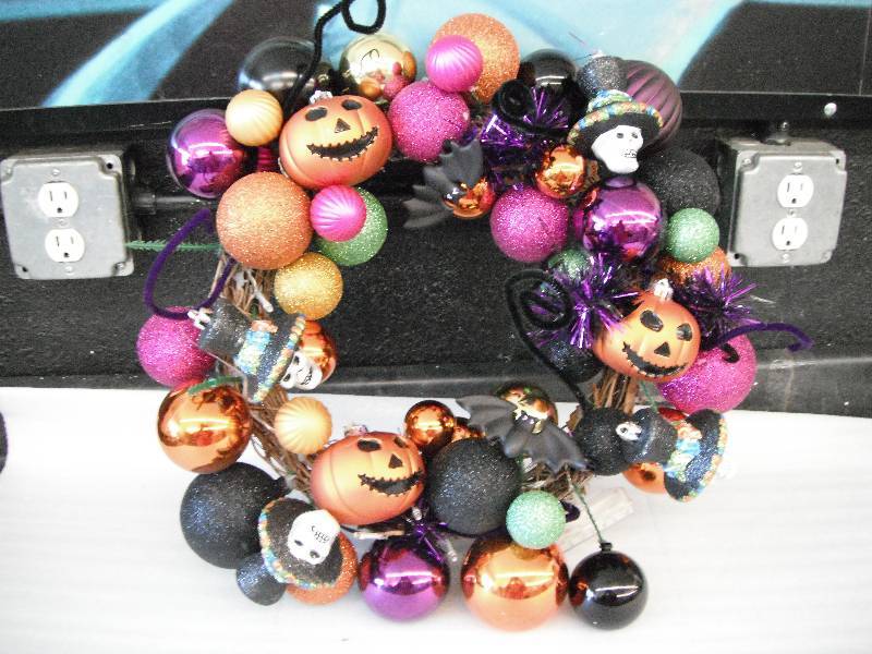 lot 61 image: Lighted Halloween Wreath