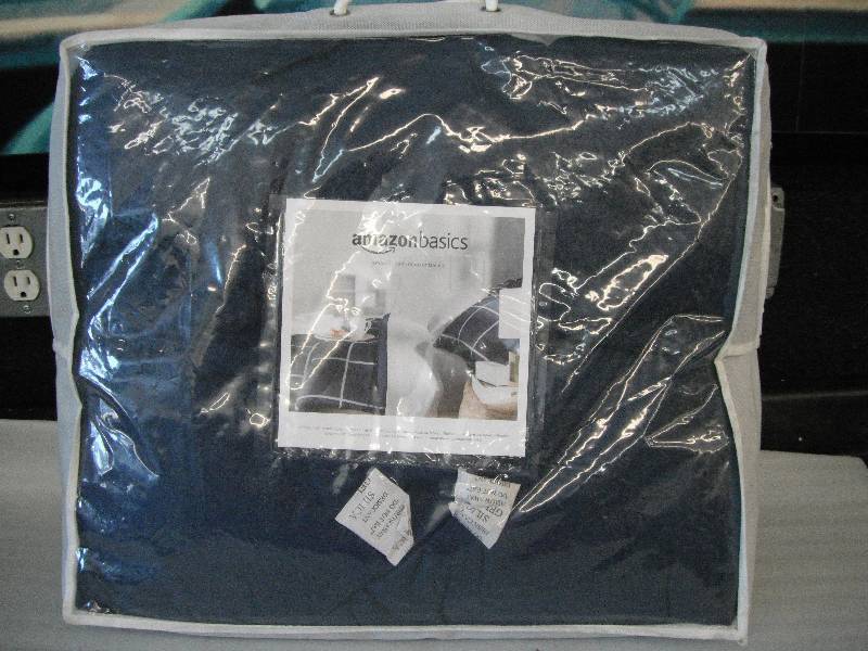lot 62 image: TwinTwin XL Reversible Microfiber Comforter
