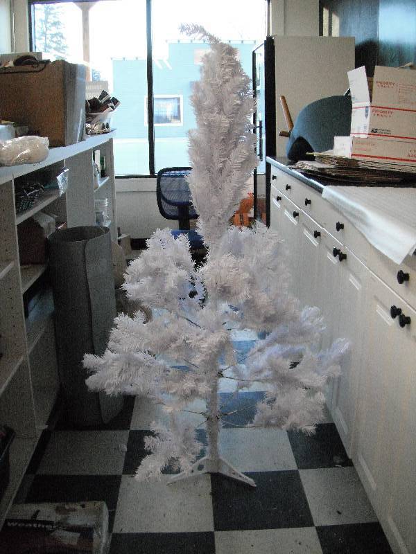 lot 77 image: 4ft White Christmas Tree