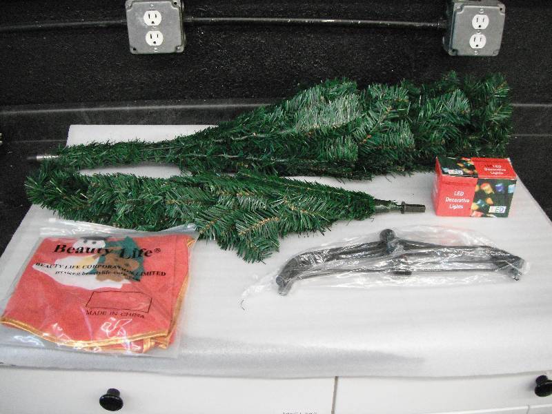 lot 80 image: 5 Green Christmas tree