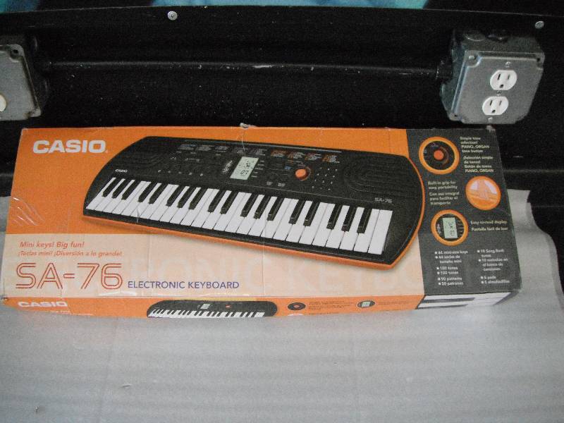 lot 90 image: Casio Keyboard