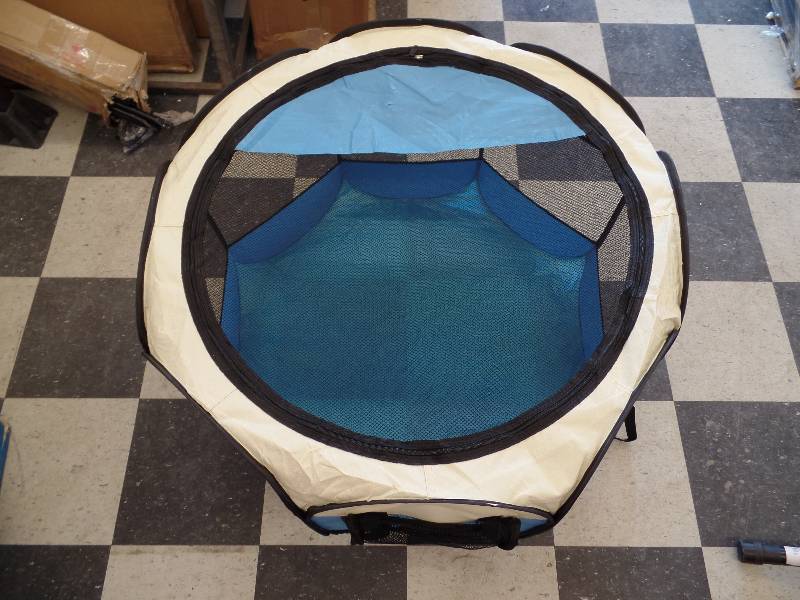 lot 3 image: Collapsible Pet Pen