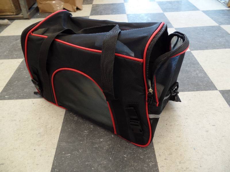 lot 4 image: Small Pet Carrier