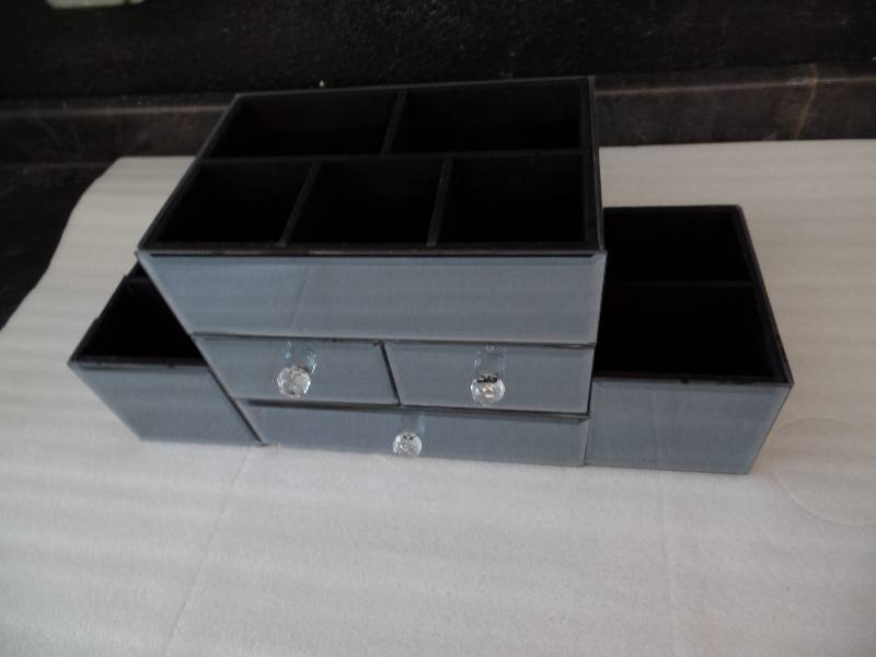 lot 11 image: Makeup Organizer
