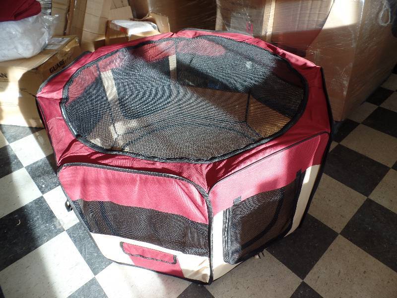 lot 16 image: Collapsible Pet Pen
