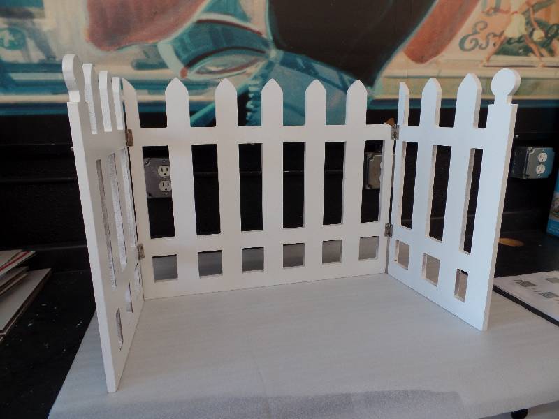 lot 26 image: Folding White Picket Fence