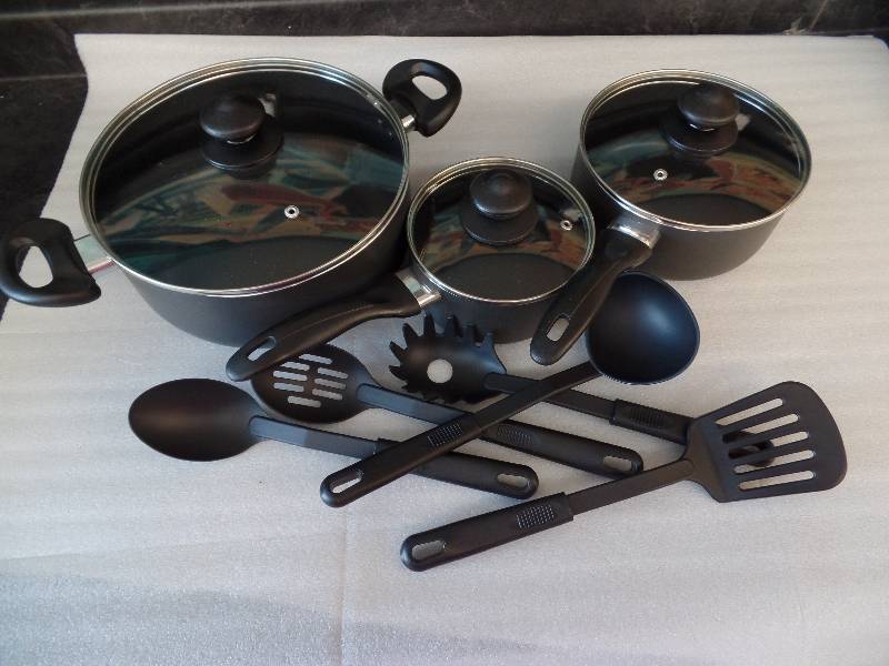 lot 33 image: 12pc Cookware Set