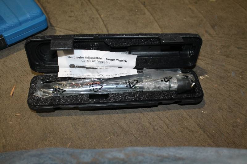 lot 21 image: Cal-Hawk 14in. Drive Click Torq Wrench w Case