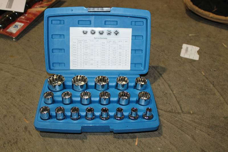 lot 22 image: 19-Piece Multi Drive Socket Set w Case