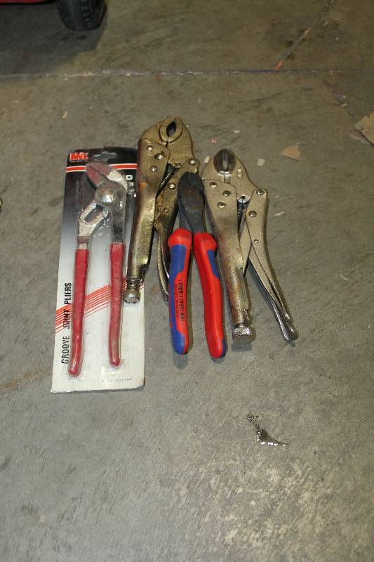 lot 108 image: Lot of (4) Hand Tools - Vise Grips, Wire Cutters, Groove Joint Pliers