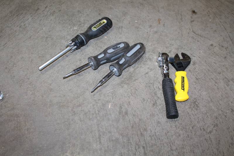 lot 124 image: Lot of (5) Hand Tools - Screwdriver, 6-Piece Screwdriver, Maxcraft Stubby Adjustable Wrench, Stubby Ratchet