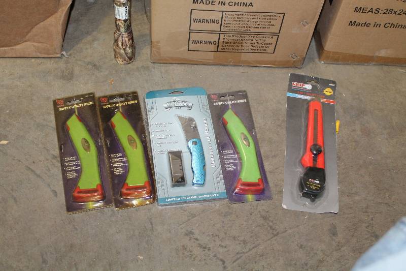 lot 129 image: Lot of (5) Utility Knives