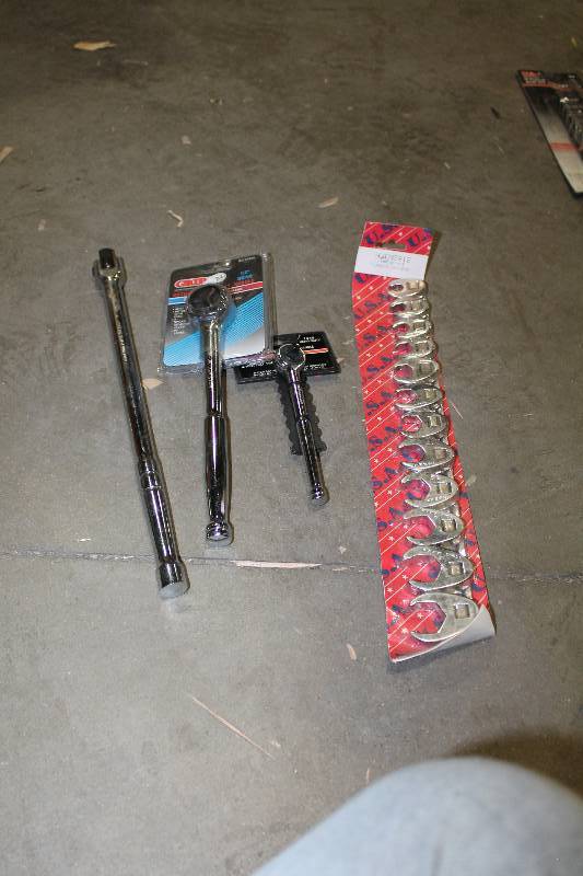 lot 147 image: Lot of (4) Hand Tools - Dynacraft Breaker Bar, Grip Mechanics Ratchet 12in. Drive, MIT 14in. Drive Mechanics Ratchet, 11-pIece Metric Flare Nut Crowsfeet