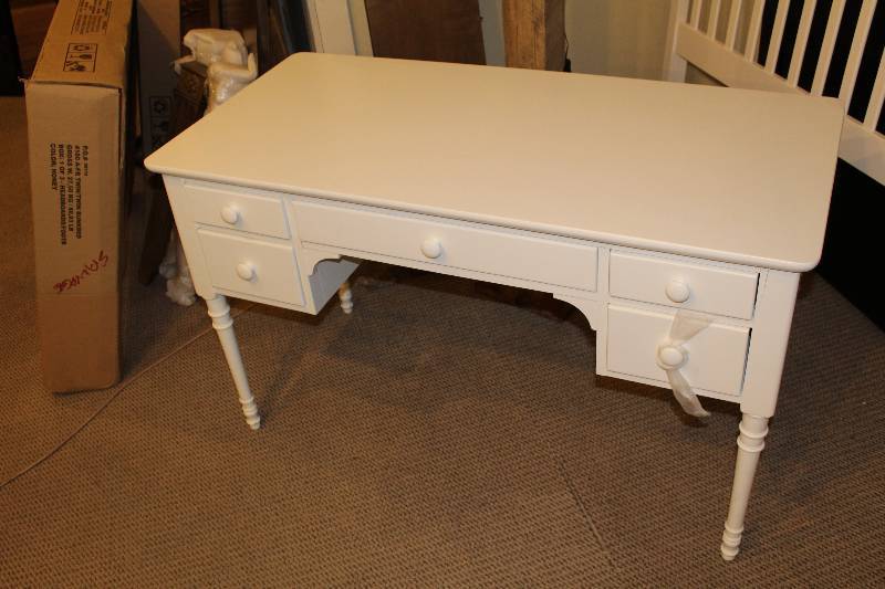 lot 14 image: Stanley Furniture Desk w Self Closing Soft-Close Drawers