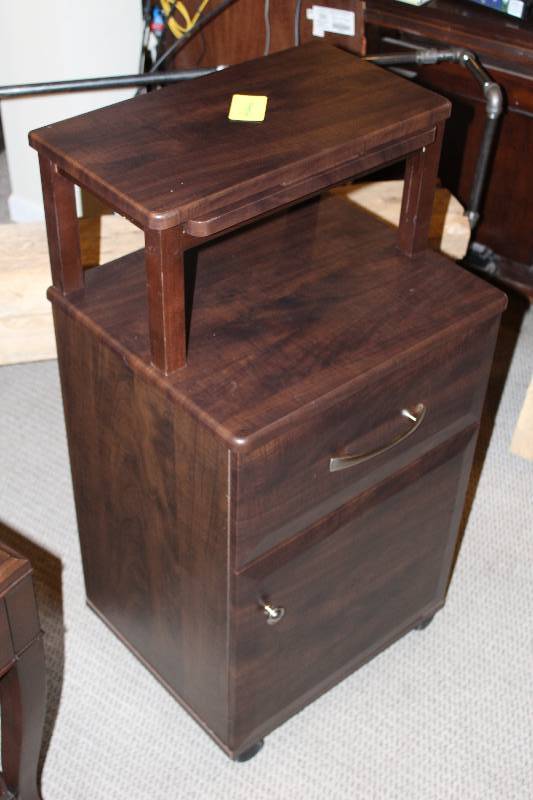 lot 60 image: Hekman Rolling Cabinet w 1-Door 2-Shelf, Computer Tray