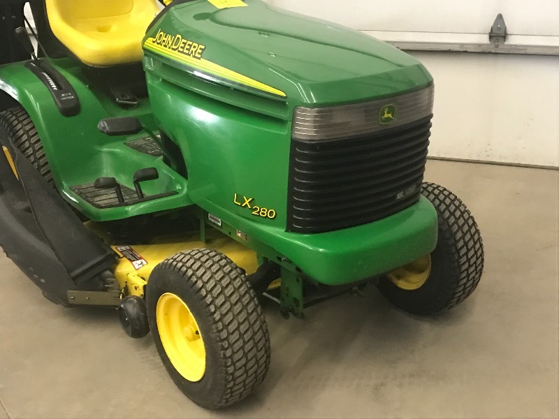 lot 4 image: John Deere LX280