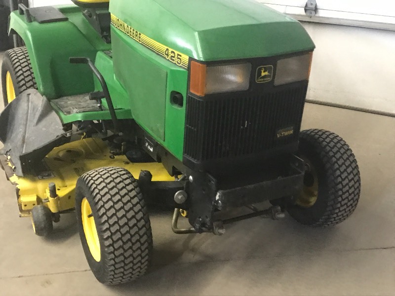 lot 3 image: John Deere 425