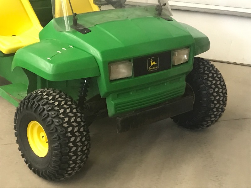 lot 1 image: John Deere Gator 4X2
