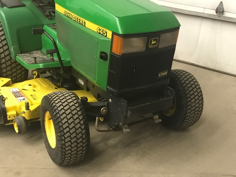 lot 5 image: John Deere 445