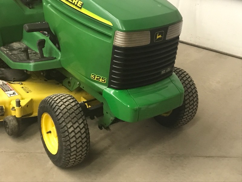 lot 6 image: John Deere 325