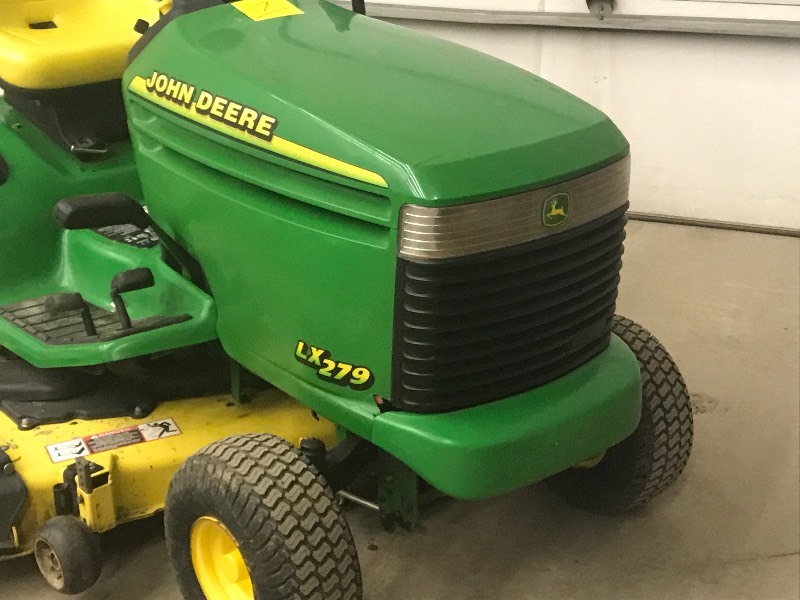 lot 7 image: John Deere LX279