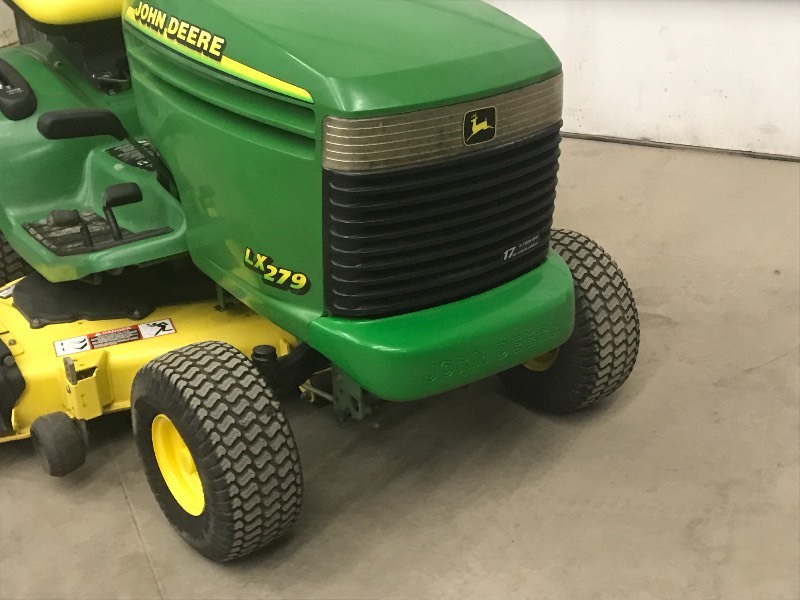 lot 8 image: John Deere LX279