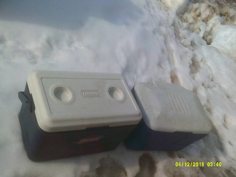 1 RUBBERMAID 1 COLEMAN WITH HANDLES