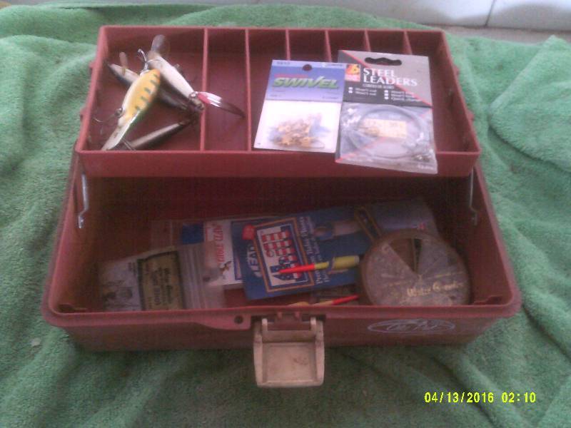 SMALL TACKLE BOX AND LURES