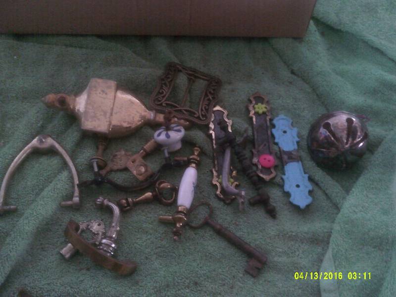 VINTAGE KNOBS AND HANDLES