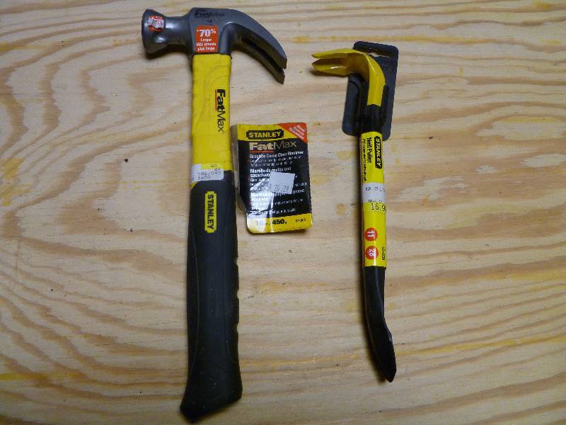 lot 31 image: Stanley 16oz Hammer and Nail Puller