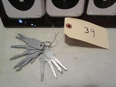 lot 39 image: Jigglers Key Set