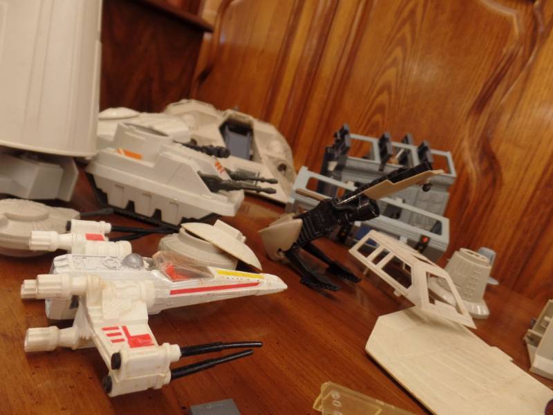 lot 122 image: STAR WARS SPACE SHIPS AND MORE